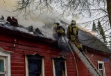  Три девушки вынесли пенсионеров из горящего дома